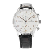 Orologio IWC Portuguese Chronograph IW371401 con cassa rotonda in acciaio da 41mm, quadrante chiaro con numeri arabi neri, due contatori cronografici, lancette blu, vetro zaffiro e cinturino in pelle o acciaio. Design classico, elegante e raffinato, tipico della collezione Portugieser, particolarmente adatto sia a look formali che casual.